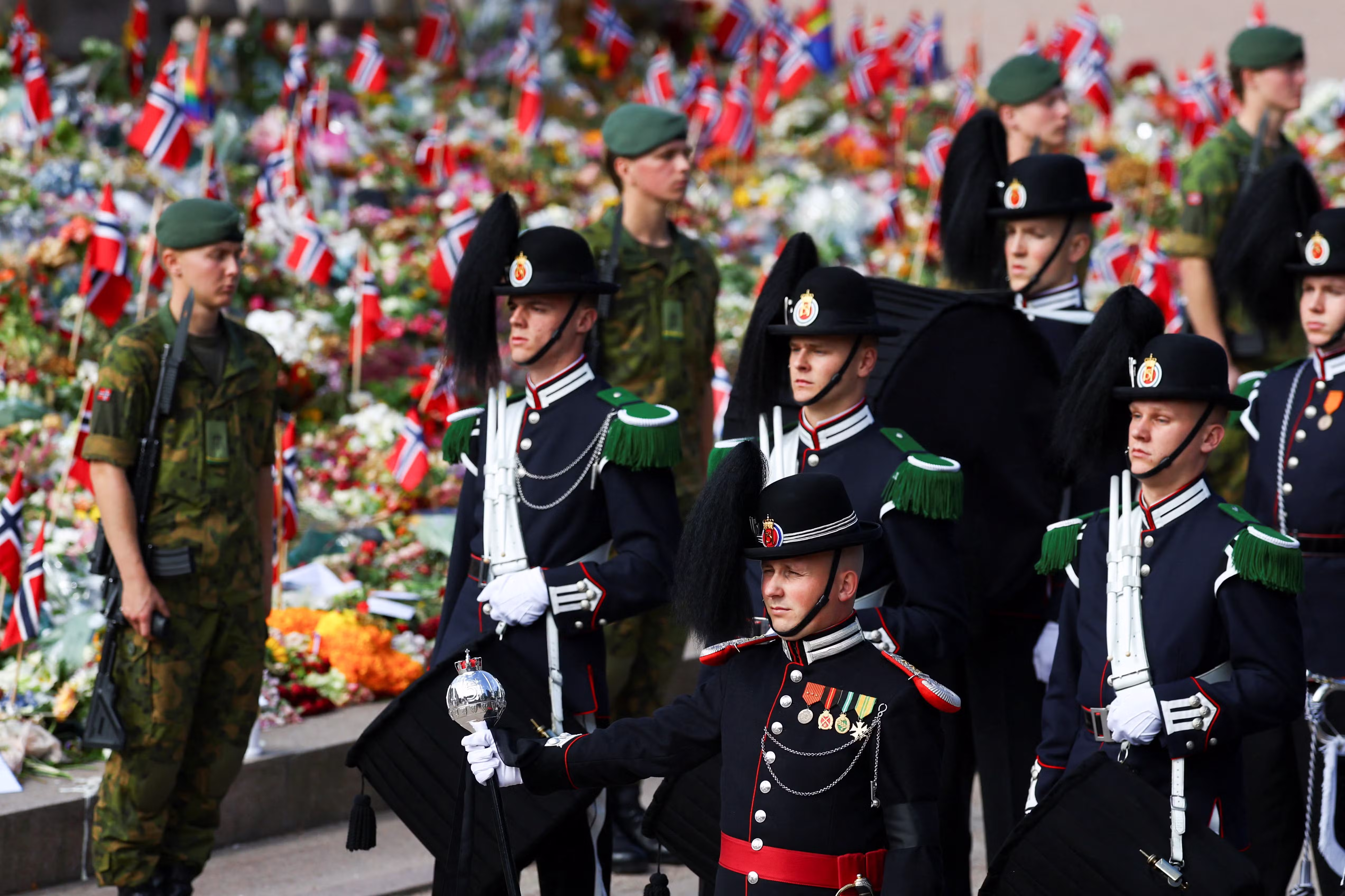 Noruega faz funeral do rei Harald com presença de multidão e de famílias reais europeias