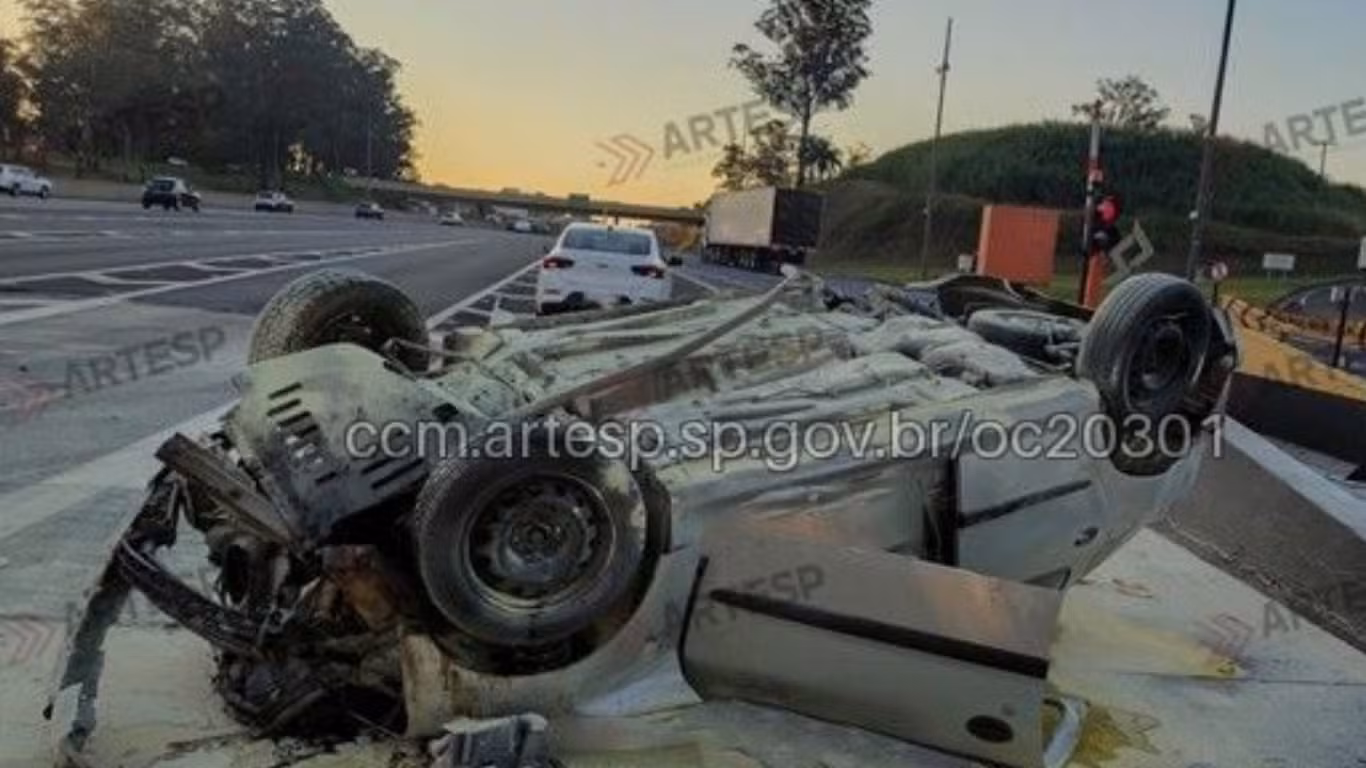 Carro capota após bater contra estrutura de pedágio e deixa motorista ferido em Valinhos
