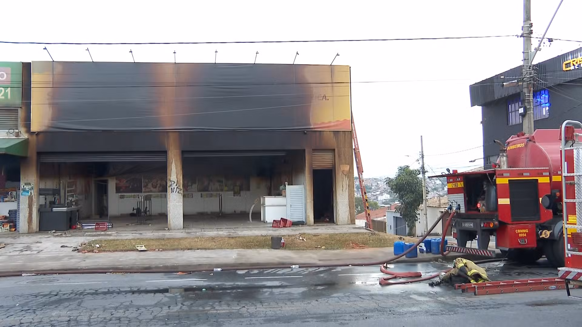 Após incêndio de seis dias, Defesa Civil interdita depósito de móveis na Grande BH