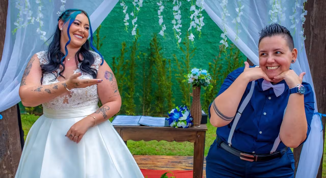 VÍDEO: casal de intérpretes emociona ao traduzir música para Libras em votos de casamento