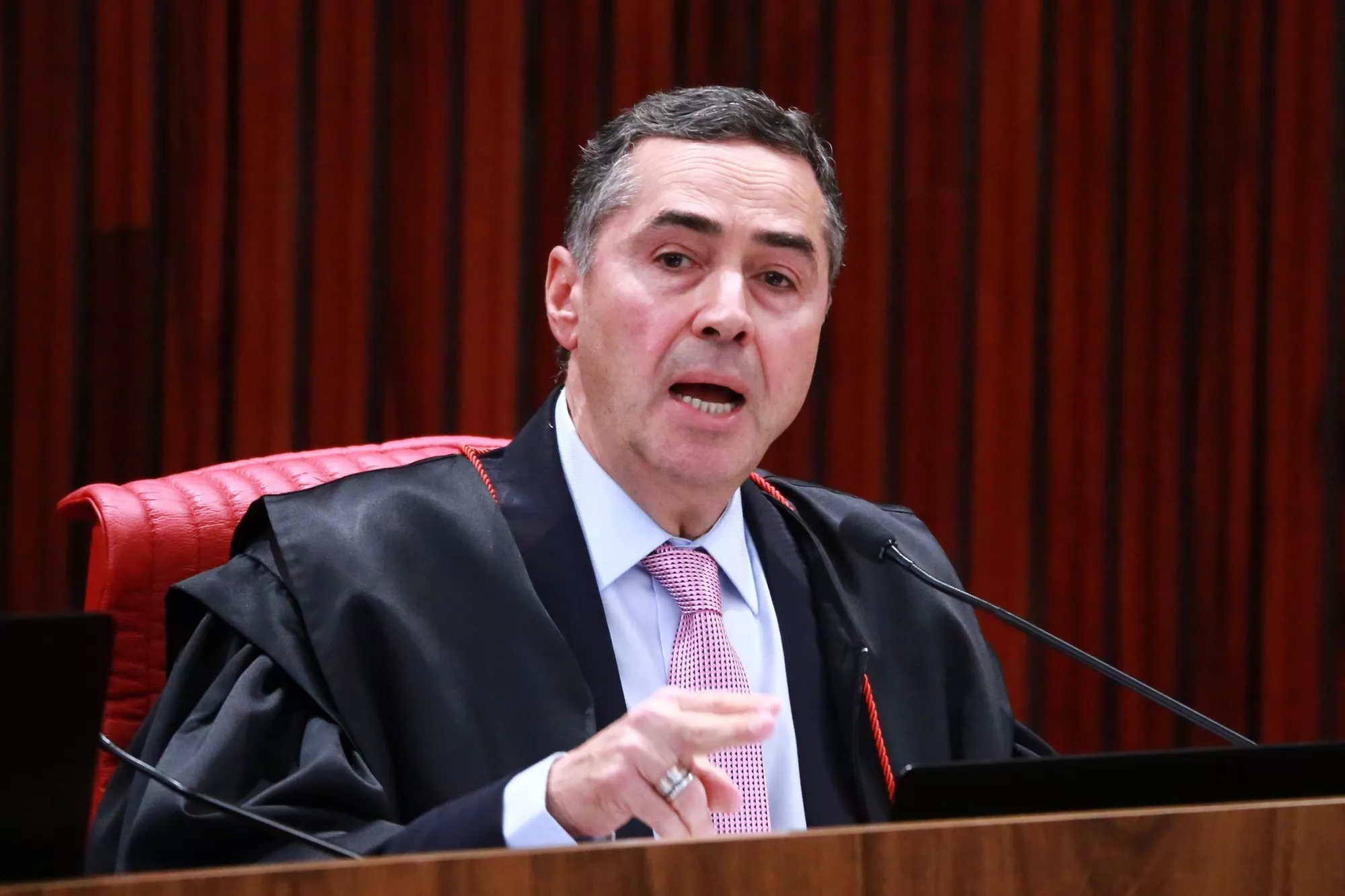 Barroso fica fora de manifesto de ex