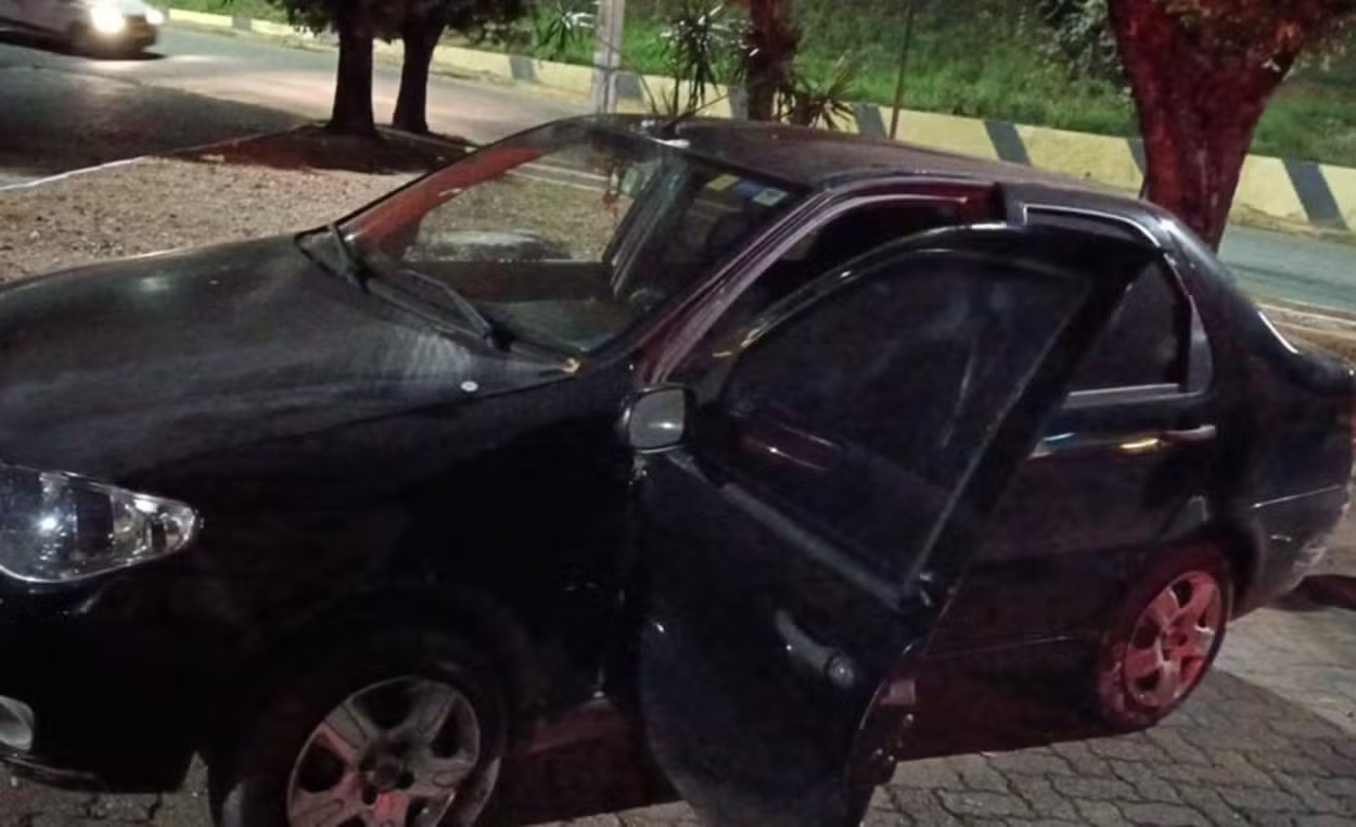 Carro desgovernado desce morro com motorista e passageira e bate em muro em Governador Valadares