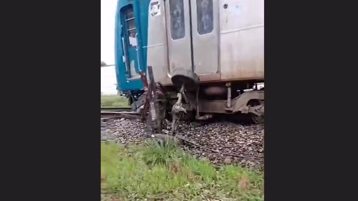 Carro invade linha férrea, bate em trem e deixa 1 pessoa presa às ferragens em Caxias