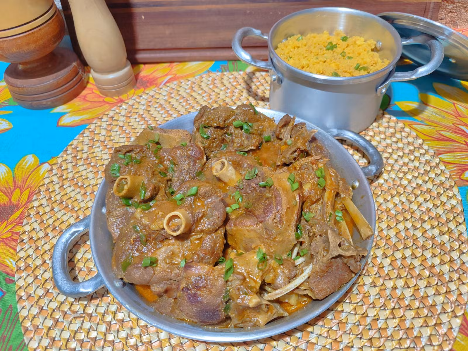 Aprenda a fazer guisado de carneiro com farofa de cuscuz
