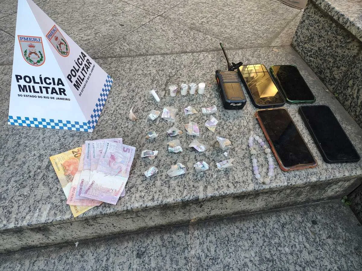 Homem é preso e adolescente apreendido por envolvimento com o tráfico de drogas em Resende