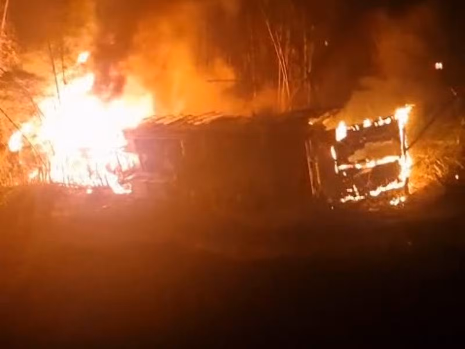 Motorista morre carbonizado após acidente entre duas carretas na BR