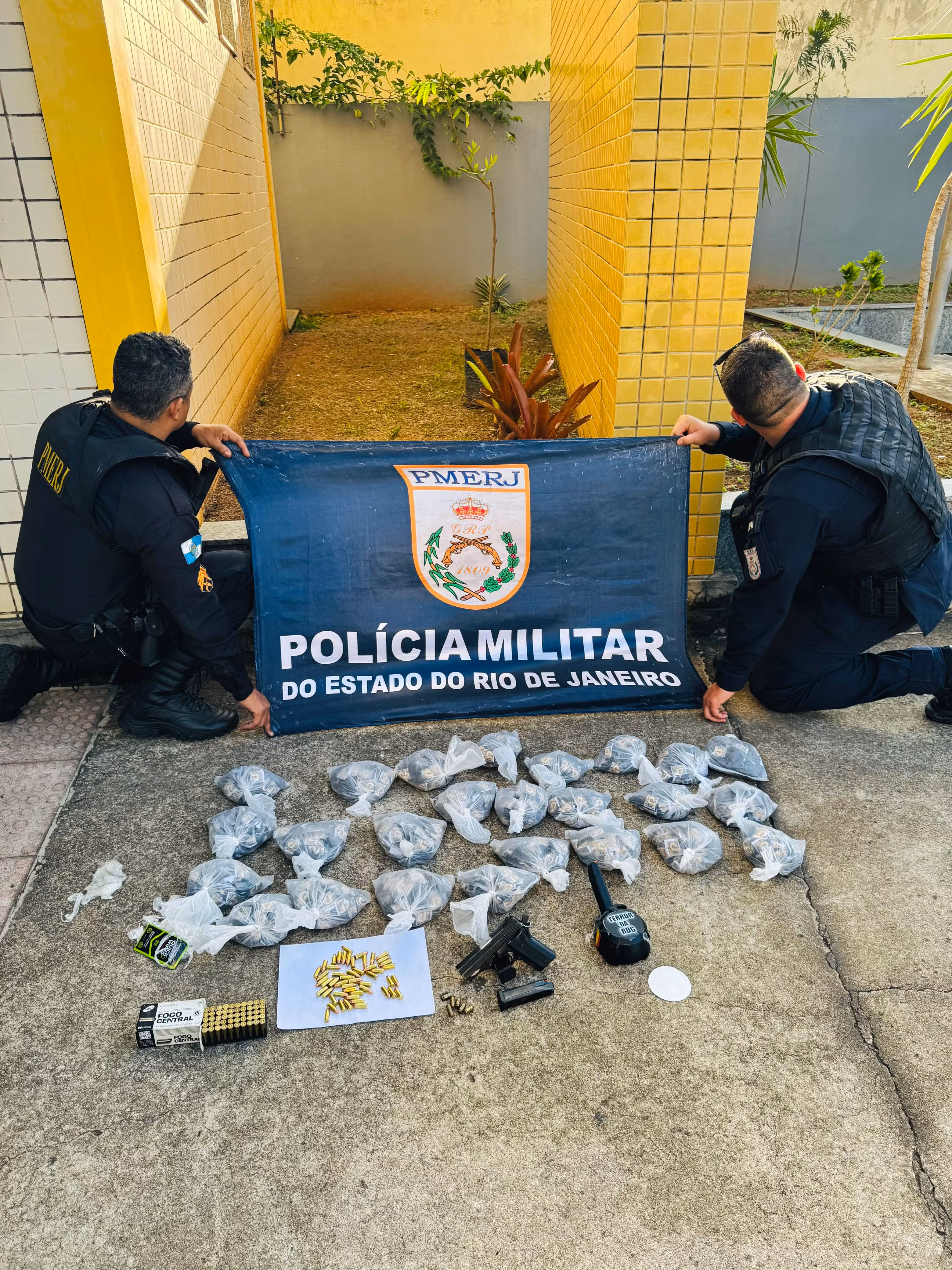 Mulher é presa com mais de 2,5 kg de cocaína, arma e munições dentro de ônibus em Sapucaia