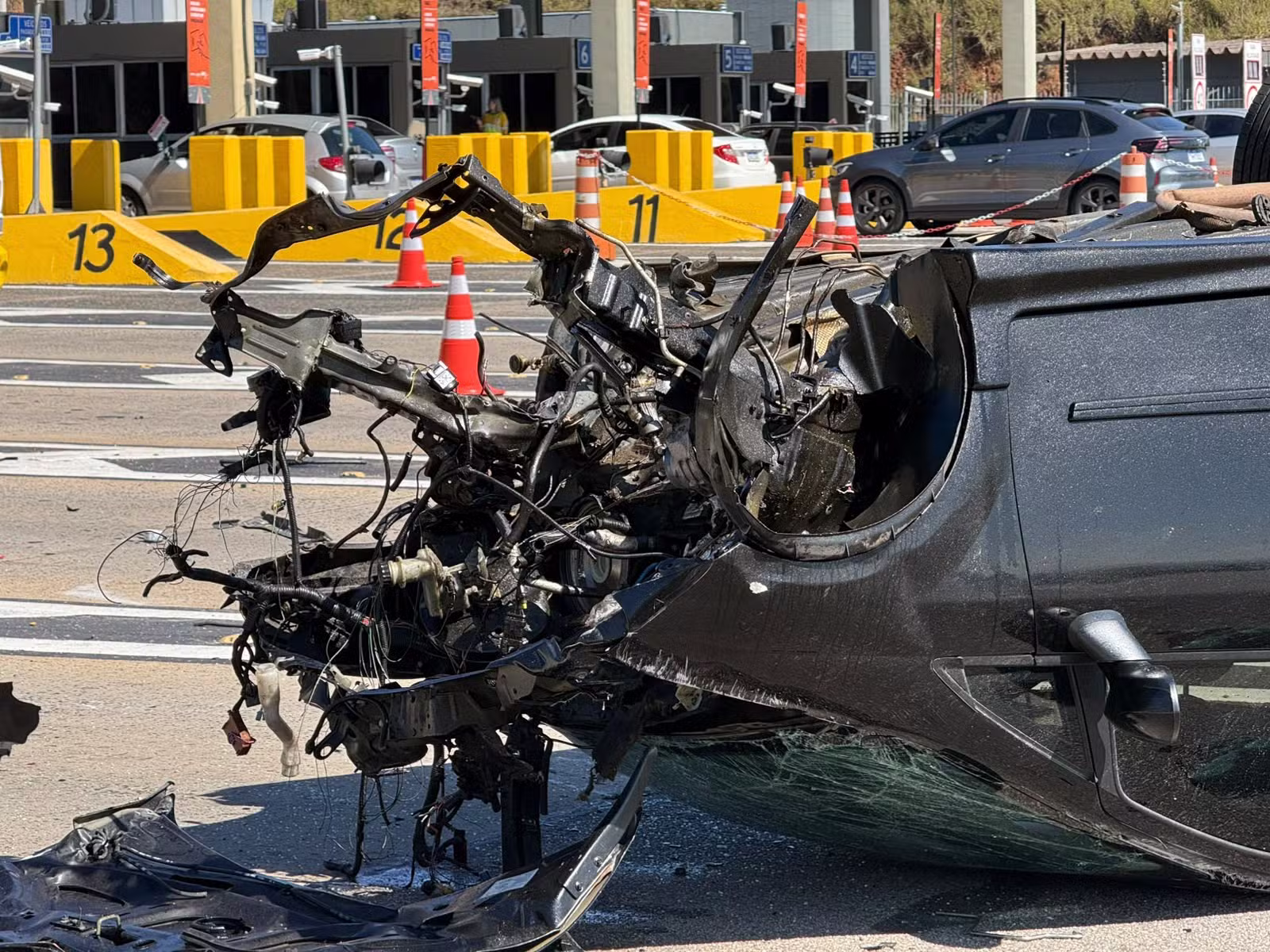 Batida em teto de pedágio: o que se sabe sobre acidente que lançou carro a seis metros e matou motorista