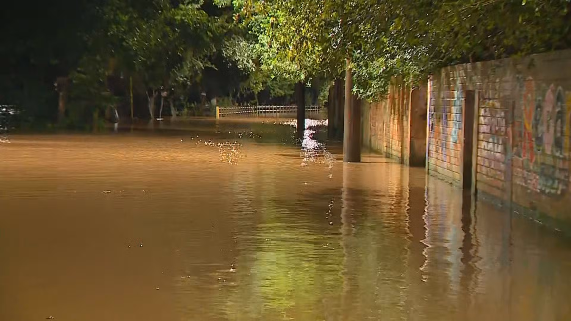 Rios sobem no RS e municípios já registram impactos; mais de 300 pessoas estão fora de casa