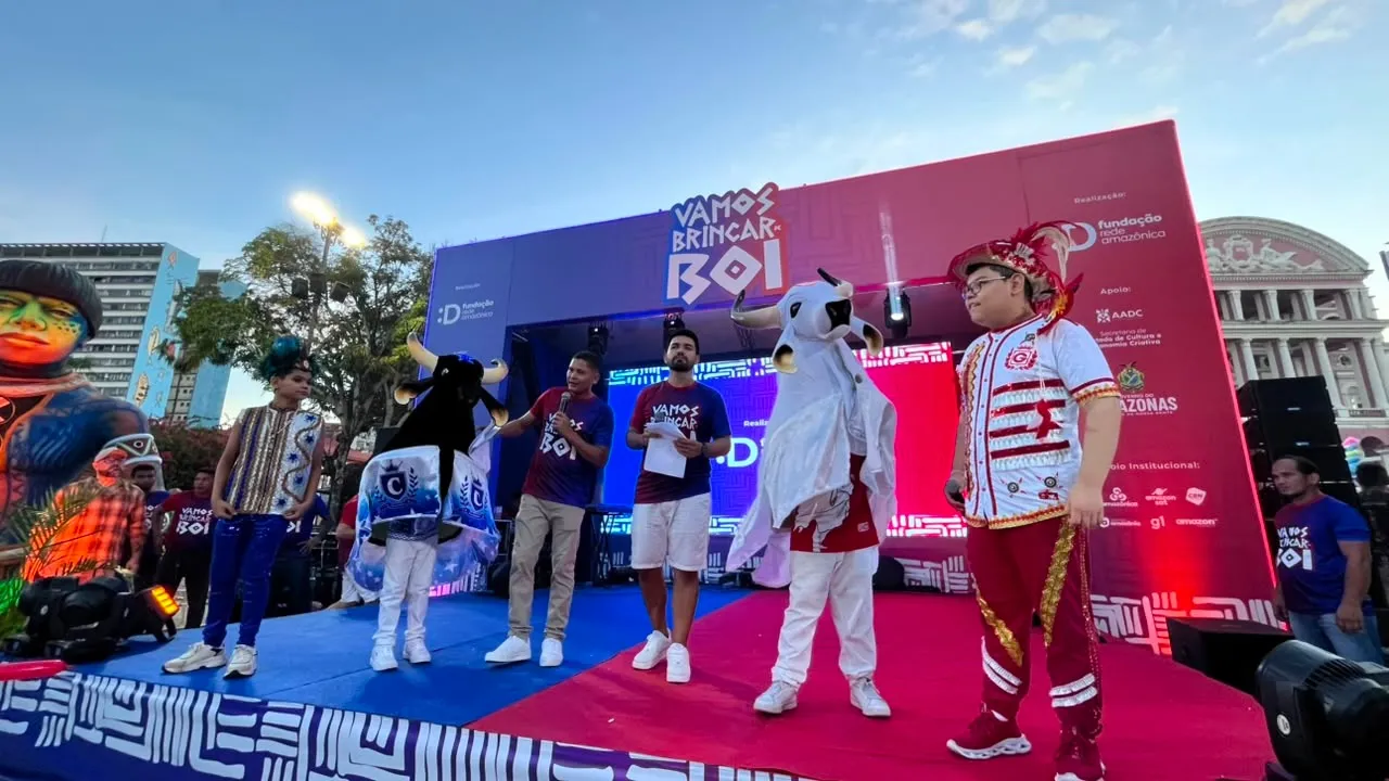 Bois-bumbás, memória popular e famílias transformam o Largo São Sebastião em palco da cultura amazônica
