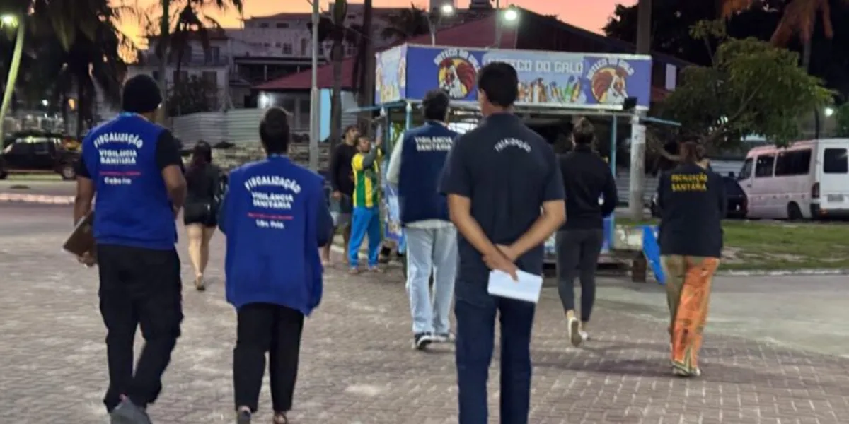Vigilância Sanitária de Cabo Frio fiscaliza comércio de alimentos na Praça da Cidadania