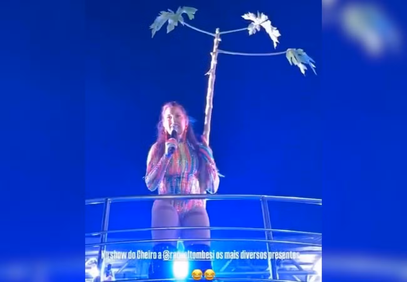 Vocalista do Cheiro de Amor ganha presente inusitado durante show no TO: 'Dei muita risada'