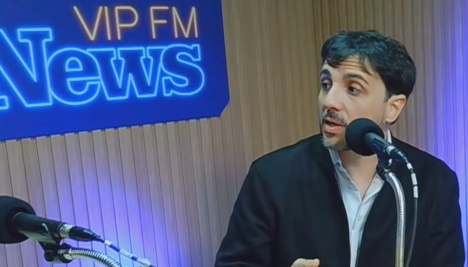 Renan Santos chama Flávio Bolsonaro de 'criminoso': 'Lance do Flávio é ficar rico e comprar imóveis'