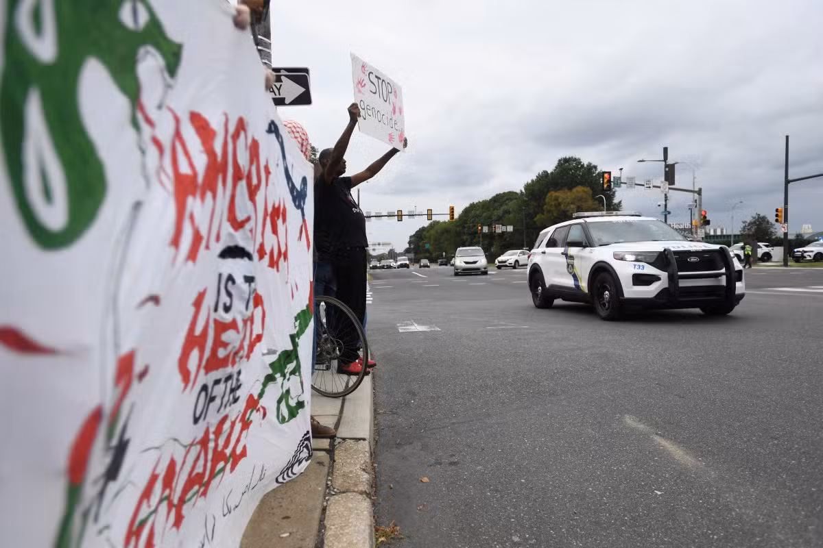 Manifestantes protestam antes de 1o show de Ed Sheeran desde polêmica com discurso pró