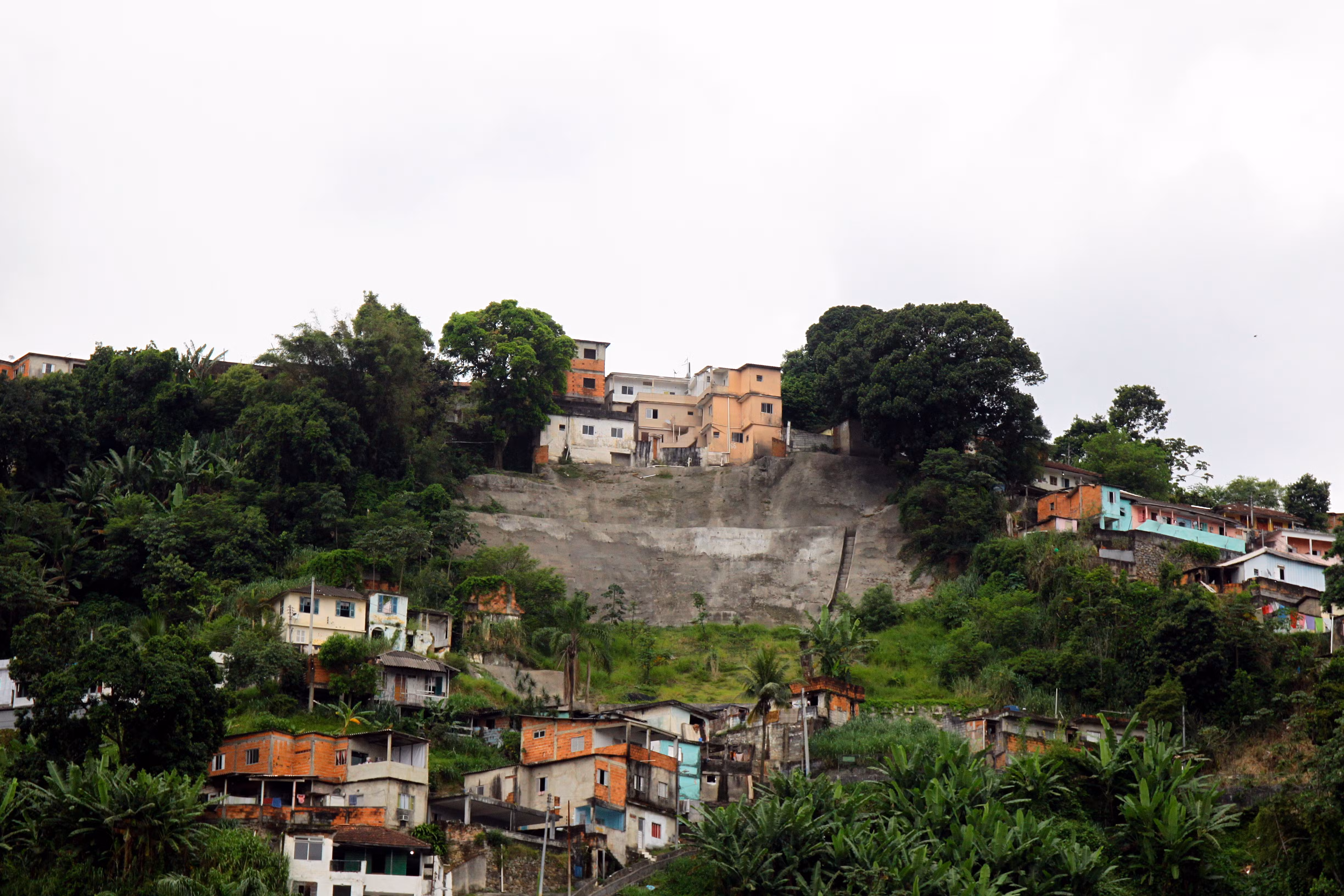 PM é baleado por criminosos em motocicletas durante patrulhamento em morro no litoral de SP
