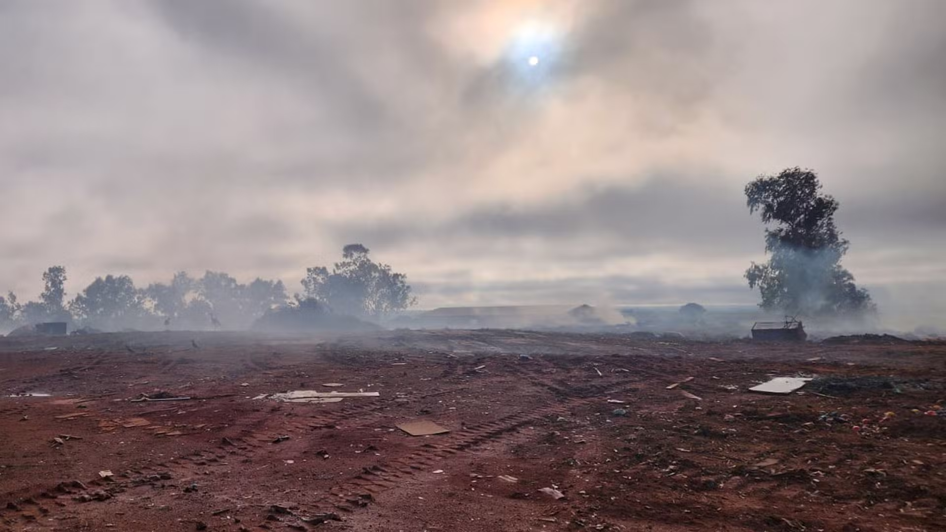 Defesa Civil combate incêndio em área de descarte de galhos em Regente Feijó