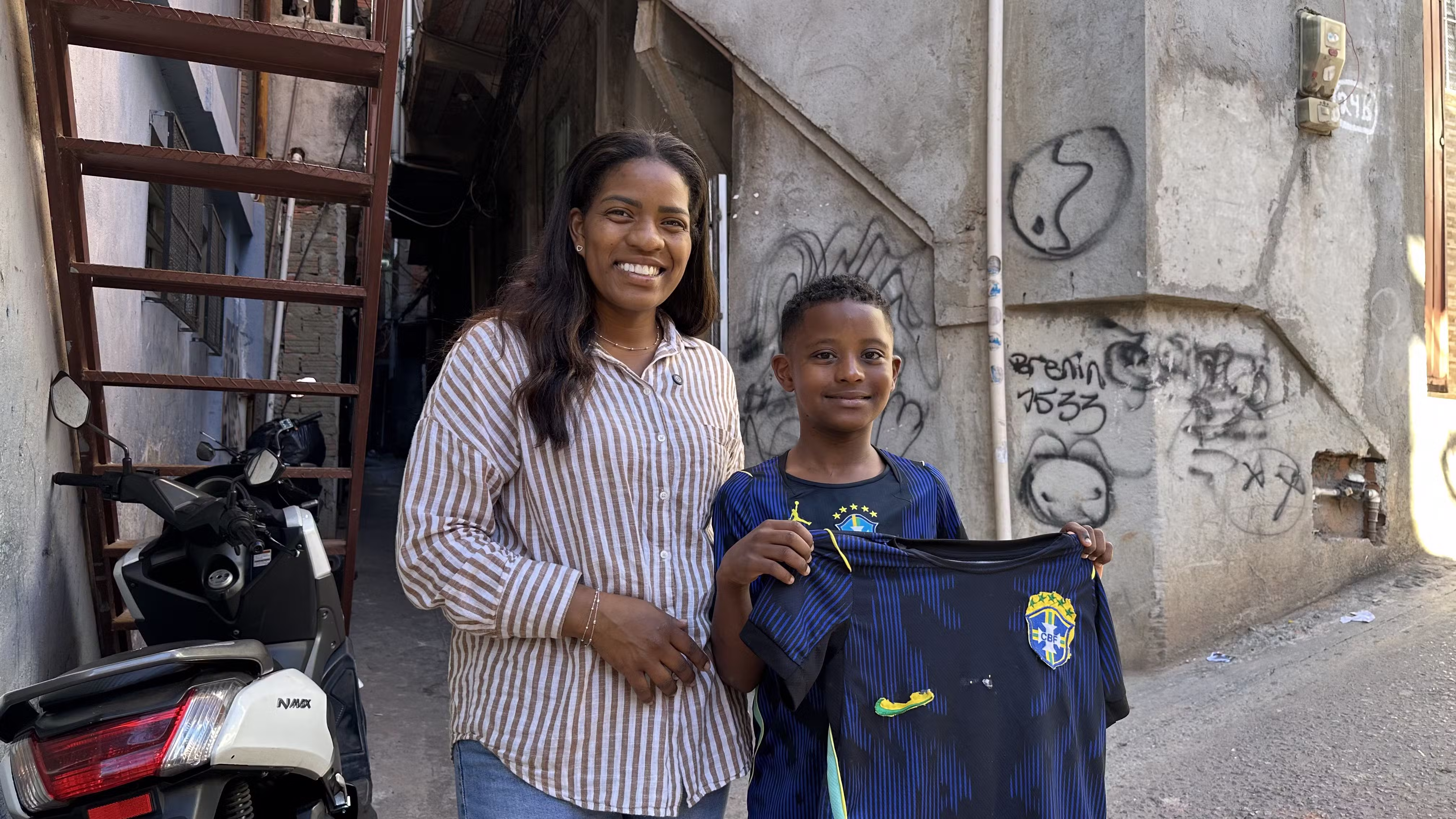 Menino de Paraisópolis cria a própria camisa da Seleção Brasileira e sonha em ser jogador de futebol