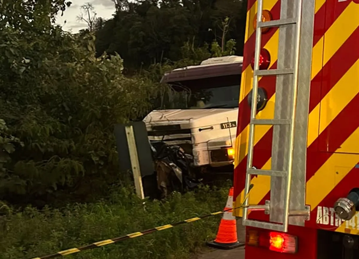 Carro é esmagado por caminhão e jovens morrem após batida frontal na BR