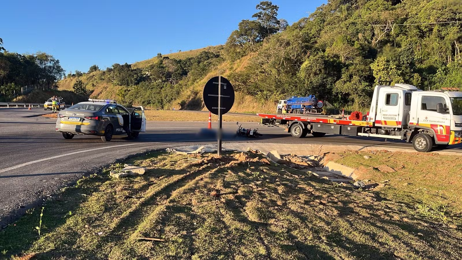 Motociclista morre em batida com caminhão em rodovia de São Roque