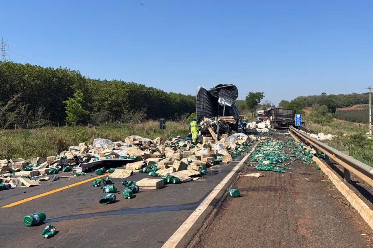 Colisão frontal entre duas carretas deixa dois mortos em rodovia de MS