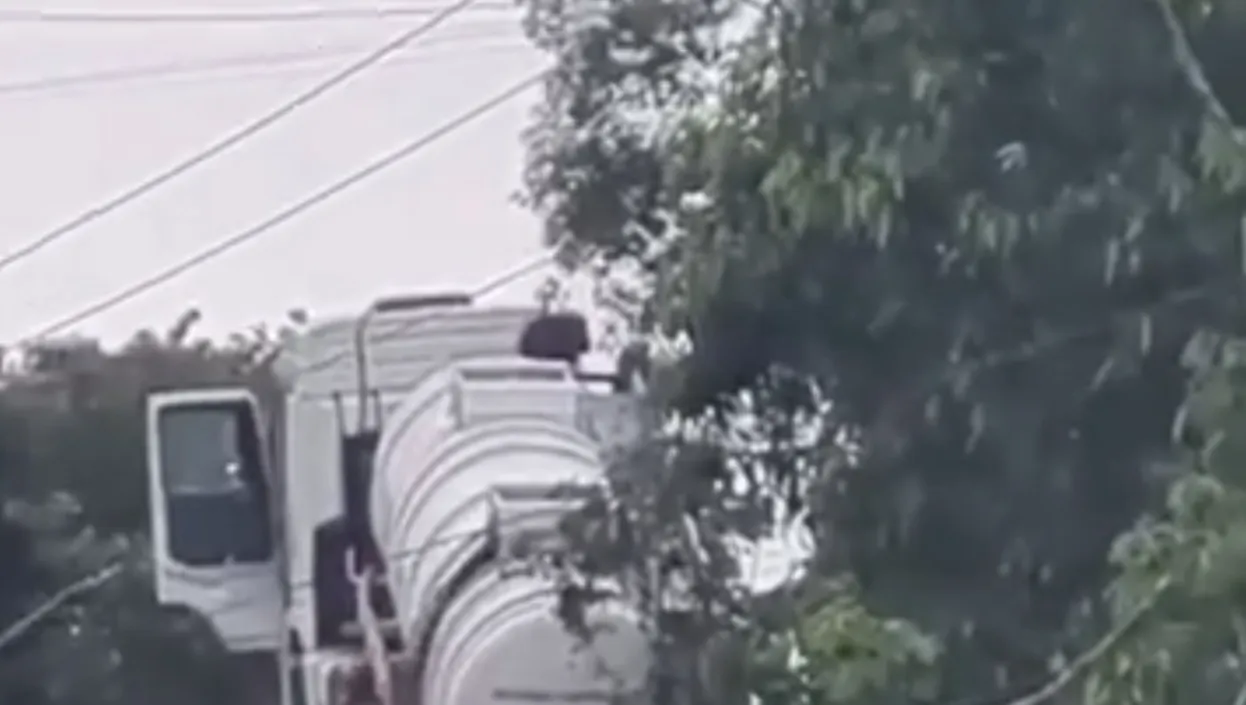 VÍDEO: Dejetos transbordam de caminhão de esgoto 'preso' no topo de morro em SC