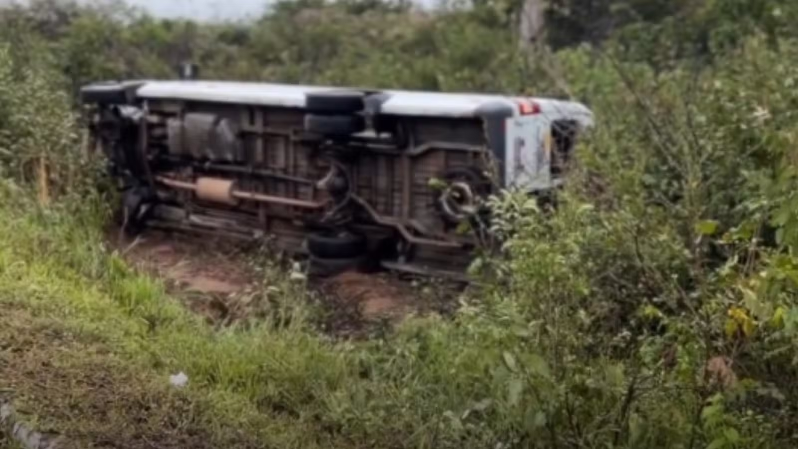 Acidente entre carro e van com cerca de 20 passageiros deixa feridos na CE