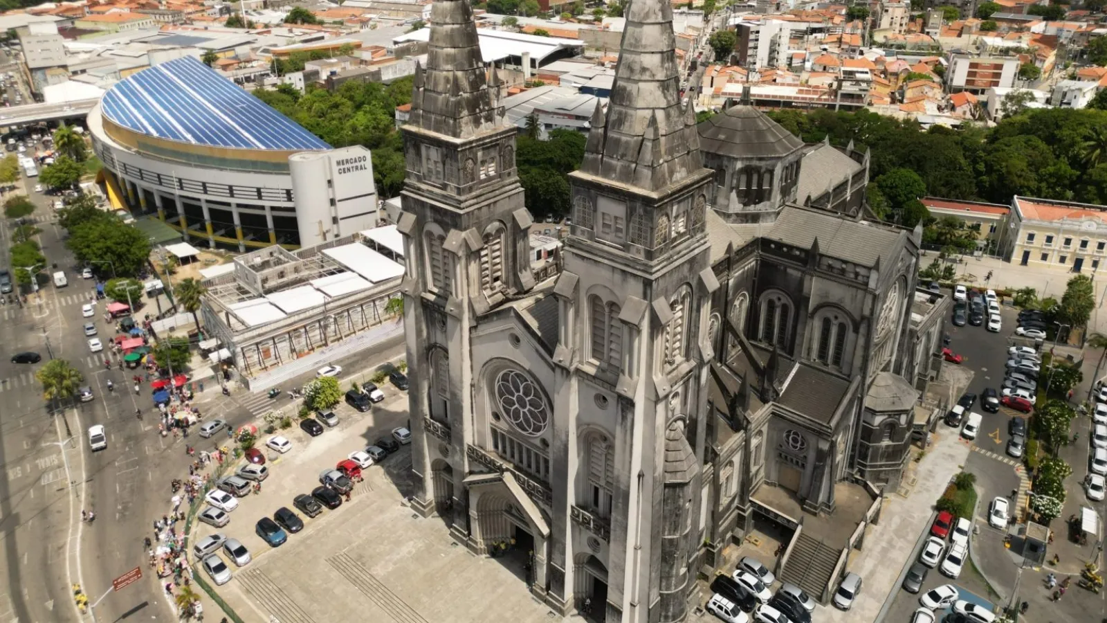 Catedral Metropolitana de Fortaleza interdita entrada principal para obras de revitalização