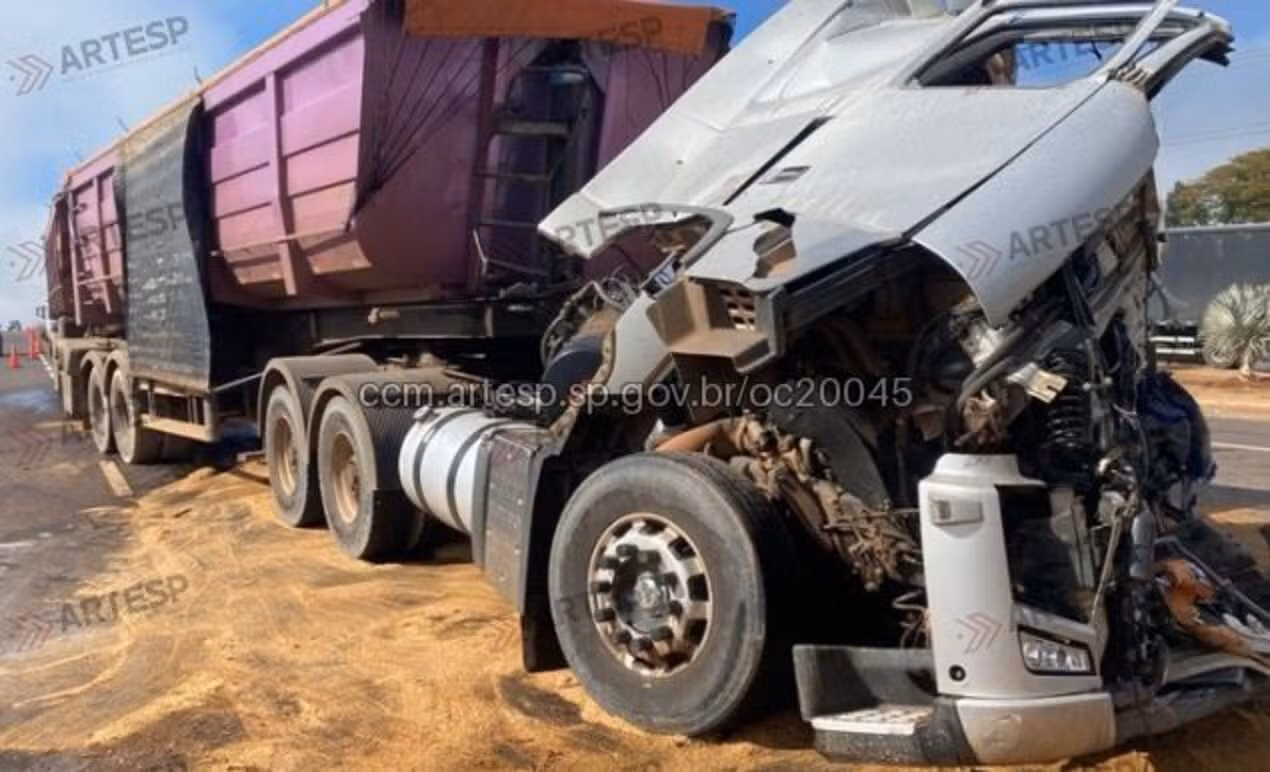 Caminhoneiro fica preso às ferragens ao sofrer acidente em rodovia de Itaí