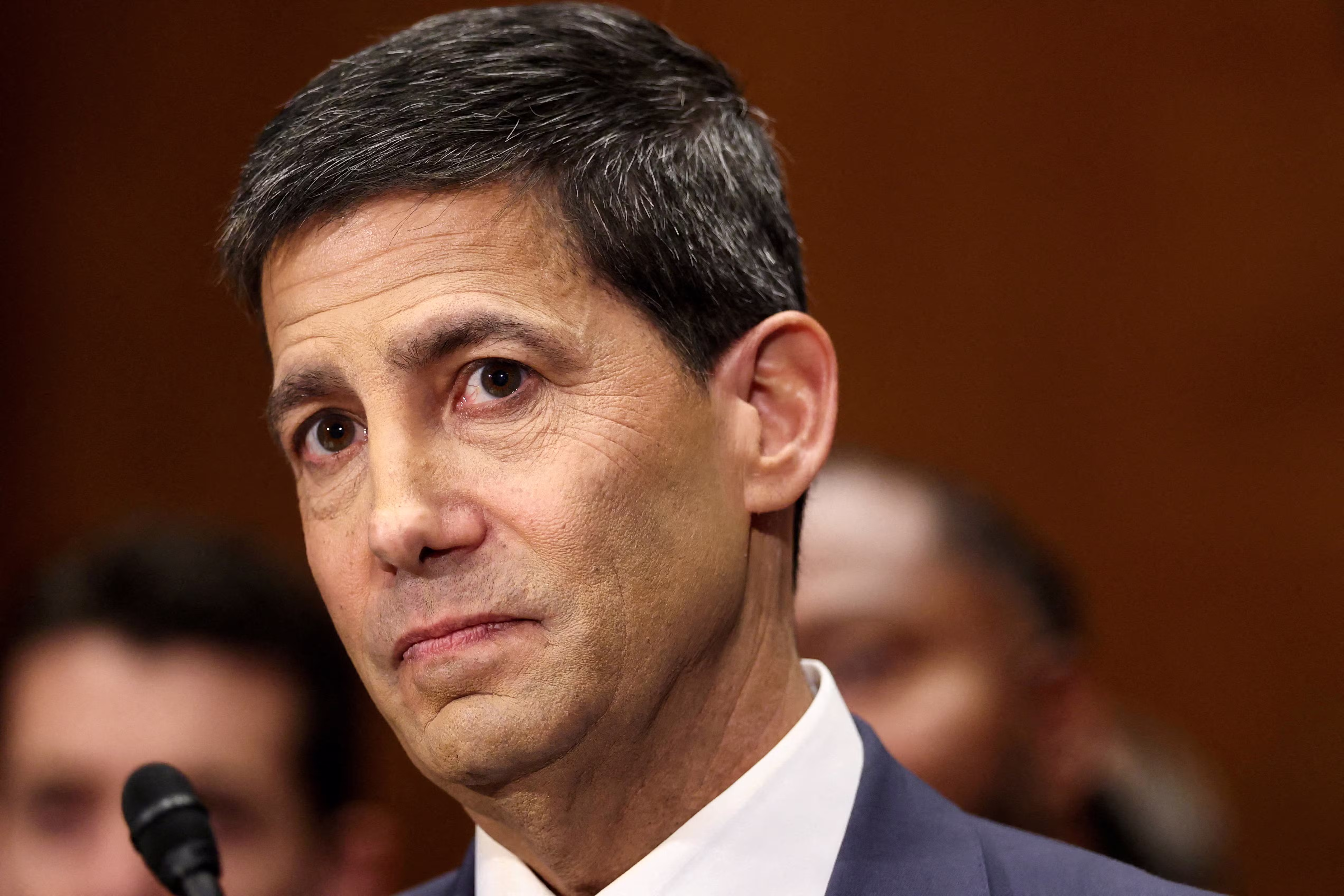 O que esperar da estreia de Kevin Warsh no Fed? Mercado observa tom do novo presidente