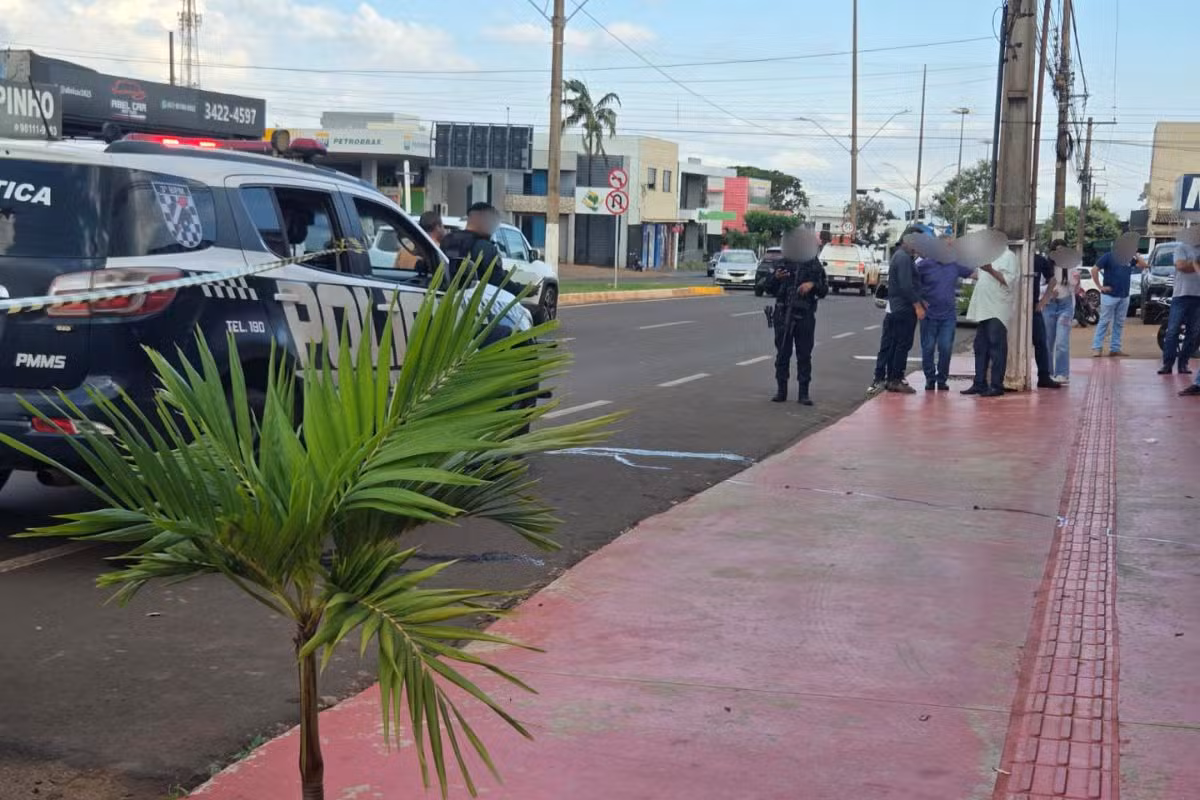 Pistoleiro e adolescente são detidos por execução de jovem na garagem do pai