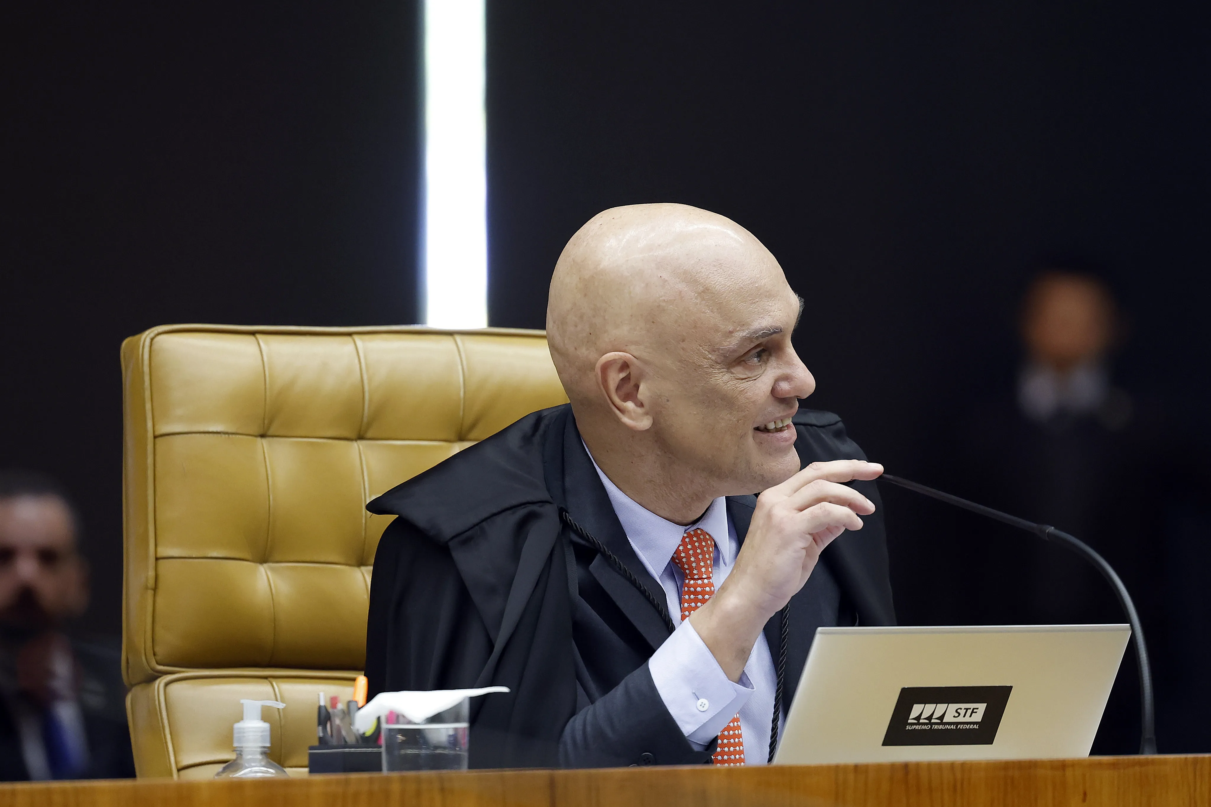 Moraes vota para rejeitar recurso da defesa e manter condenação de Eduardo Bolsonaro por coação