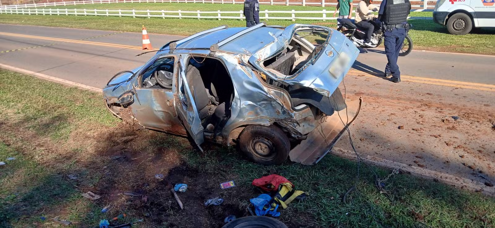 Carro capota e deixa uma pessoa gravemente ferida em estrada vicinal de Cesário Lange