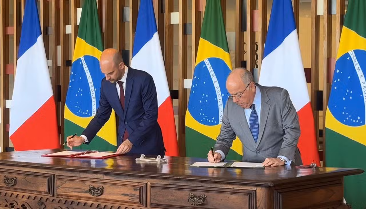 Brasil e França assinam acordo que acaba com exigência de visto para brasileiros na Guiana Francesa