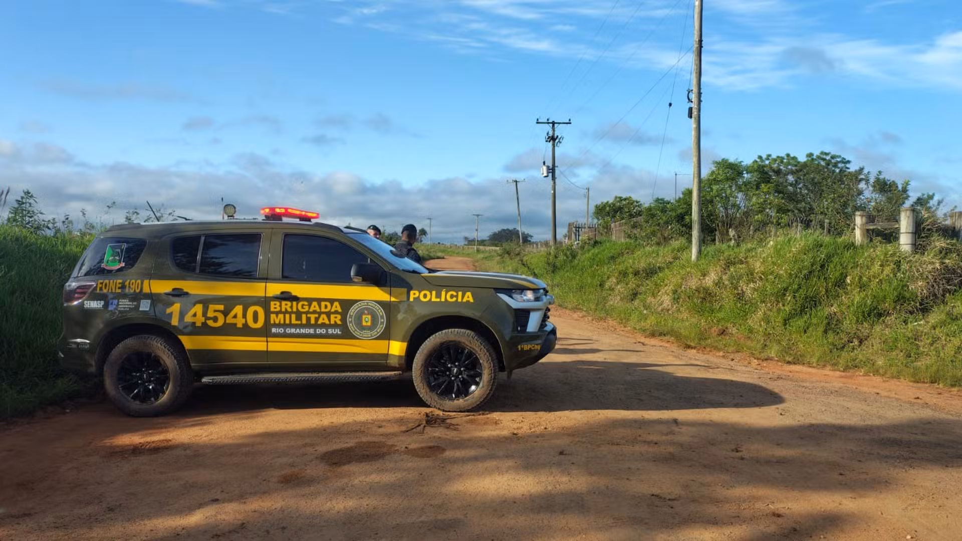 Polícia monta cerco em área de mata na Grande Porto Alegre após PM ser baleado no rosto durante confronto e suspeitos fugirem