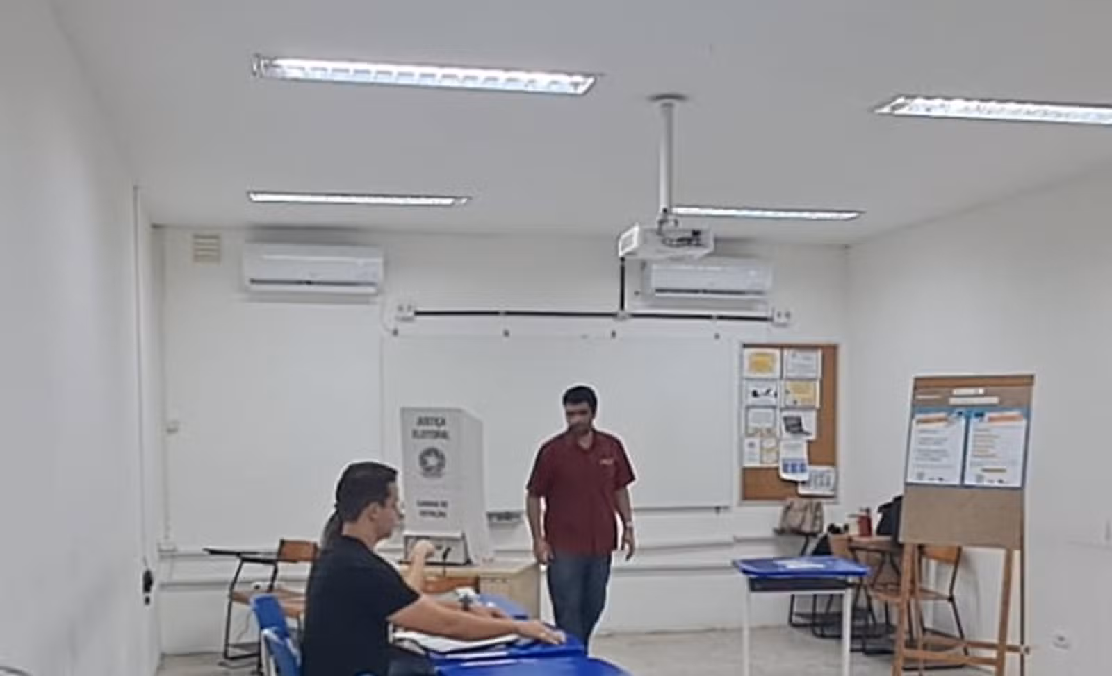 Victor Assis (PCO) vota em escola na Zona Oeste do Recife