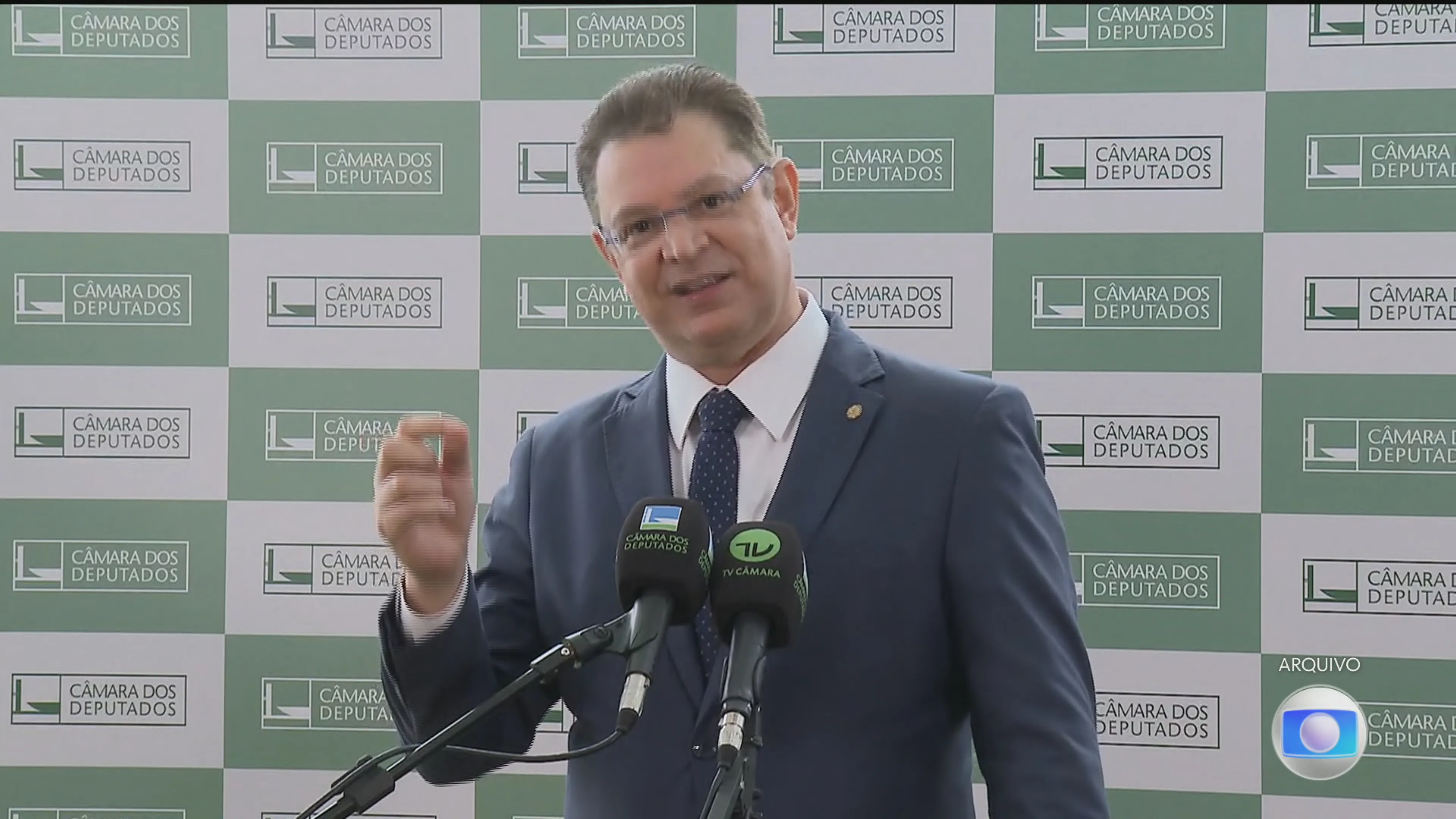 PF investiga origem de quase R$ 500 mil encontrados em apartamento usado por Sóstenes Cavalcante, líder do PL na Câmara