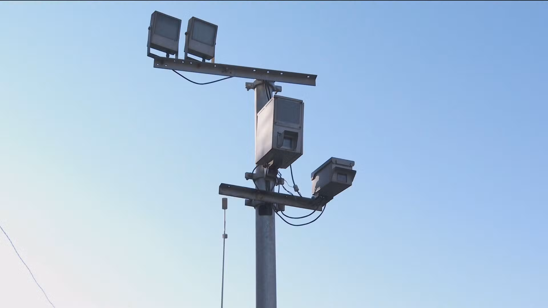 TCE-RJ suspende pagamentos de contrato de R$ 231 milhões para instalação de radares e aponta indícios de sobrepreço