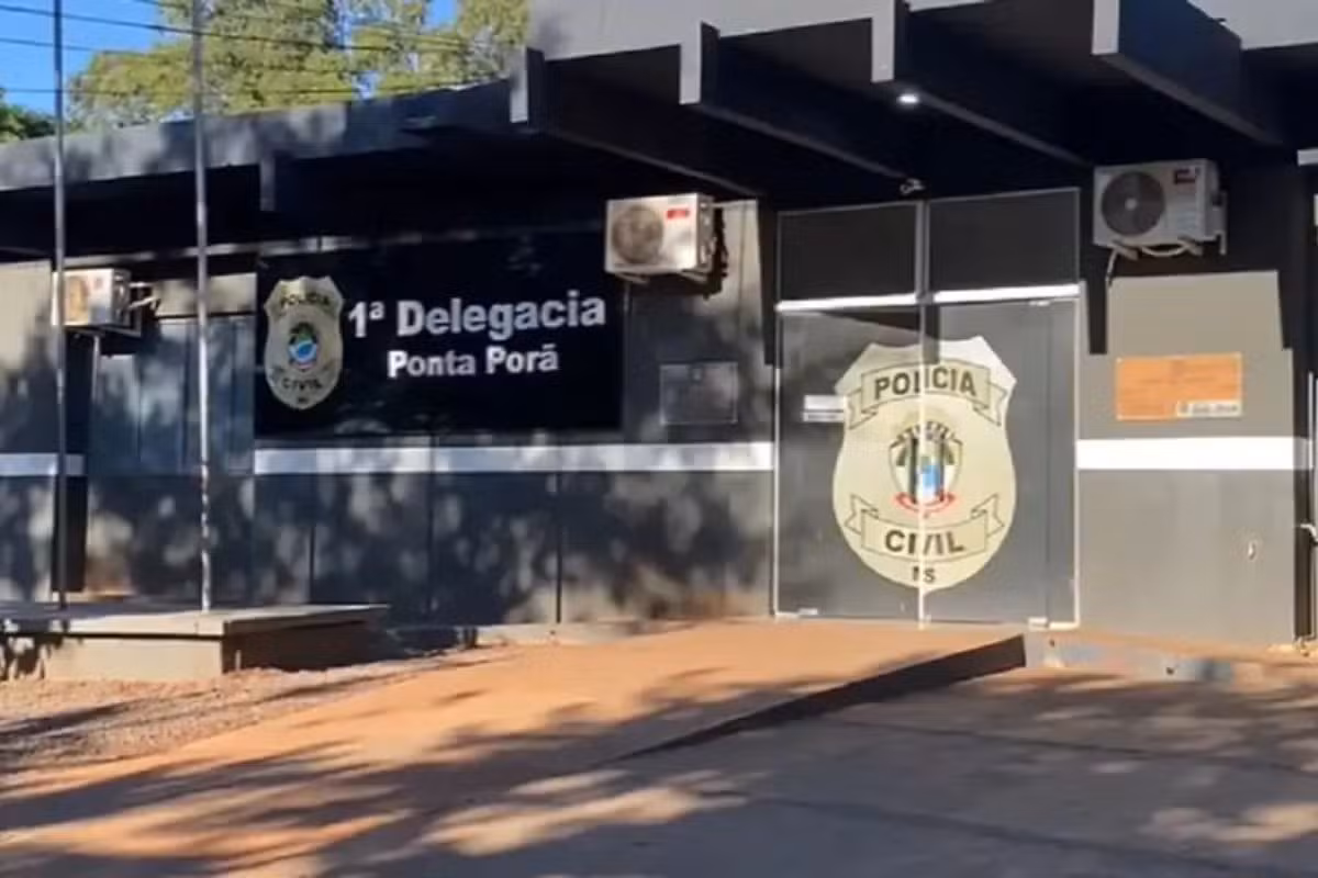 Mulher embriagada é detida por maus
