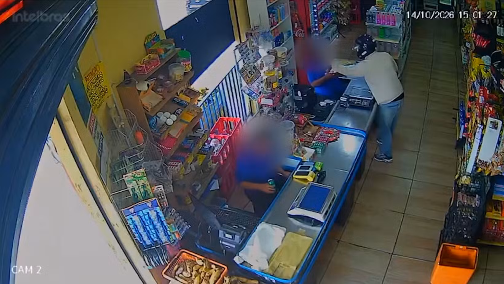 VÍDEO: Dupla armada assalta mercadinho na Zona Sul de São José dos Campos, SP