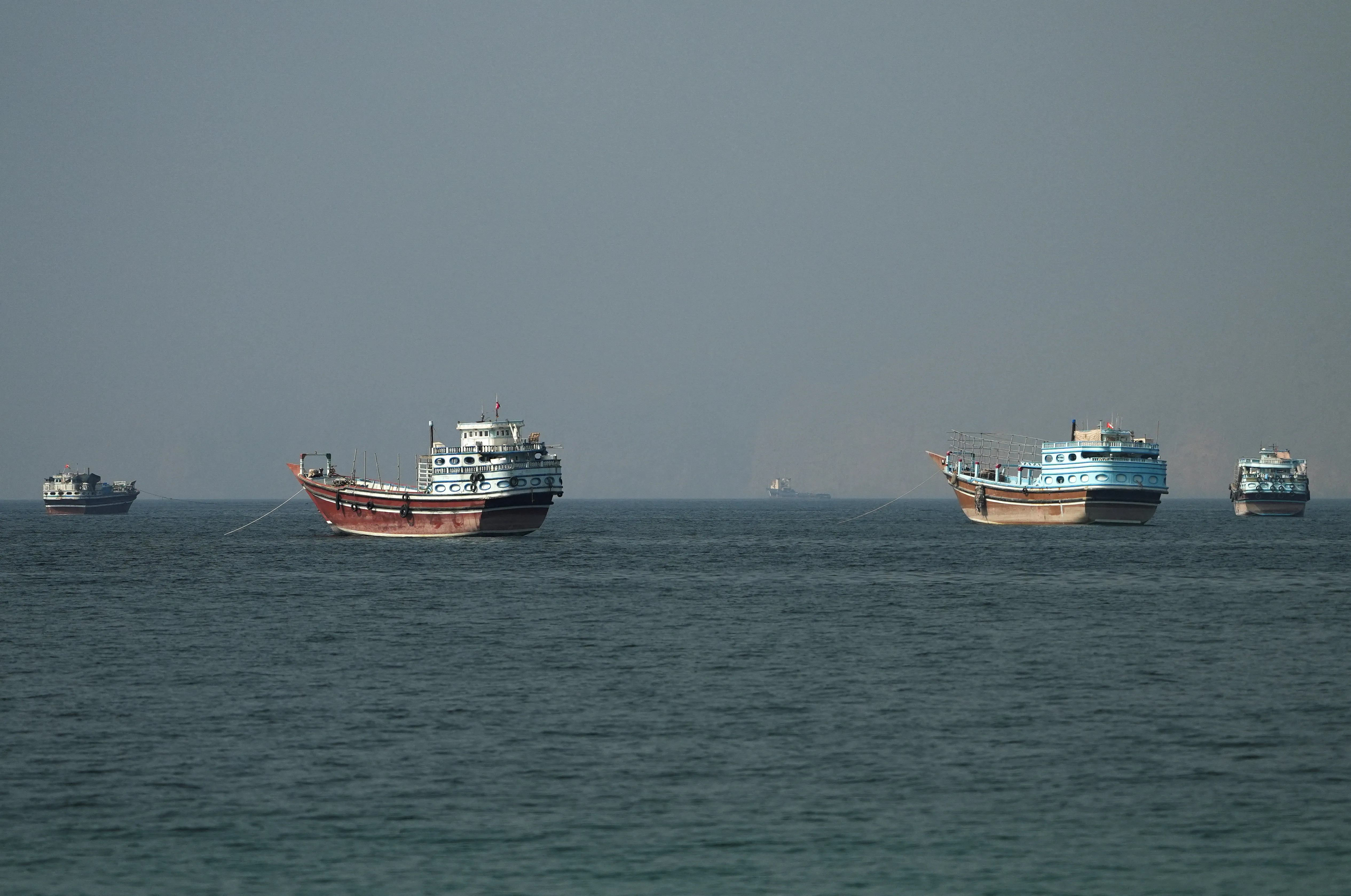 EUA e Irã intensificam conflito e atingem Bahrein e Kuwait em disputa por Ormuz