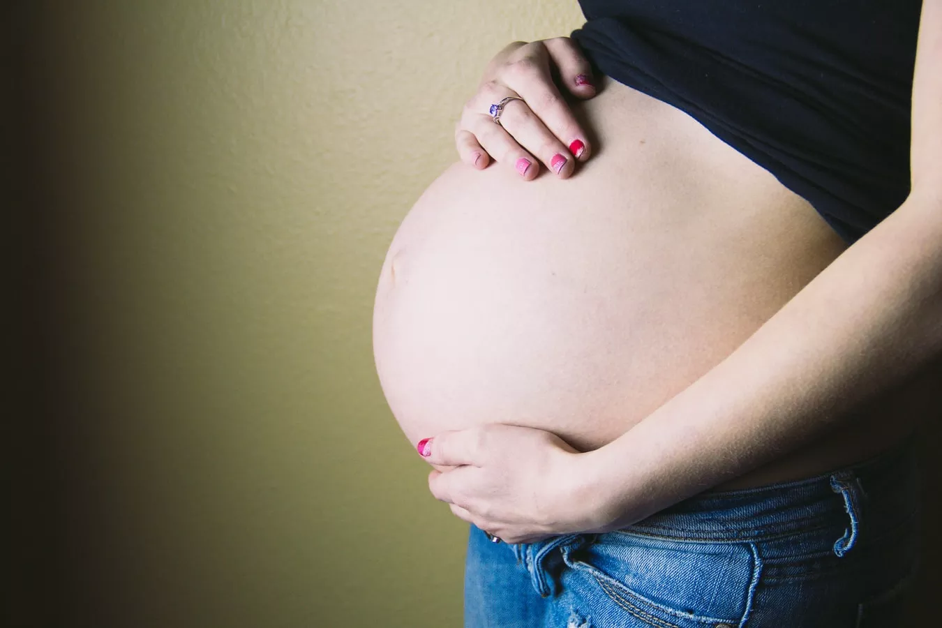 Mulher que foi barriga solidária do irmão deve receber salário