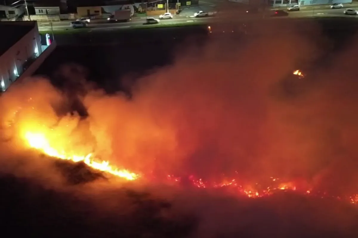 VÍDEO: incêndio de grandes proporções atinge área de mata em Hortolândia