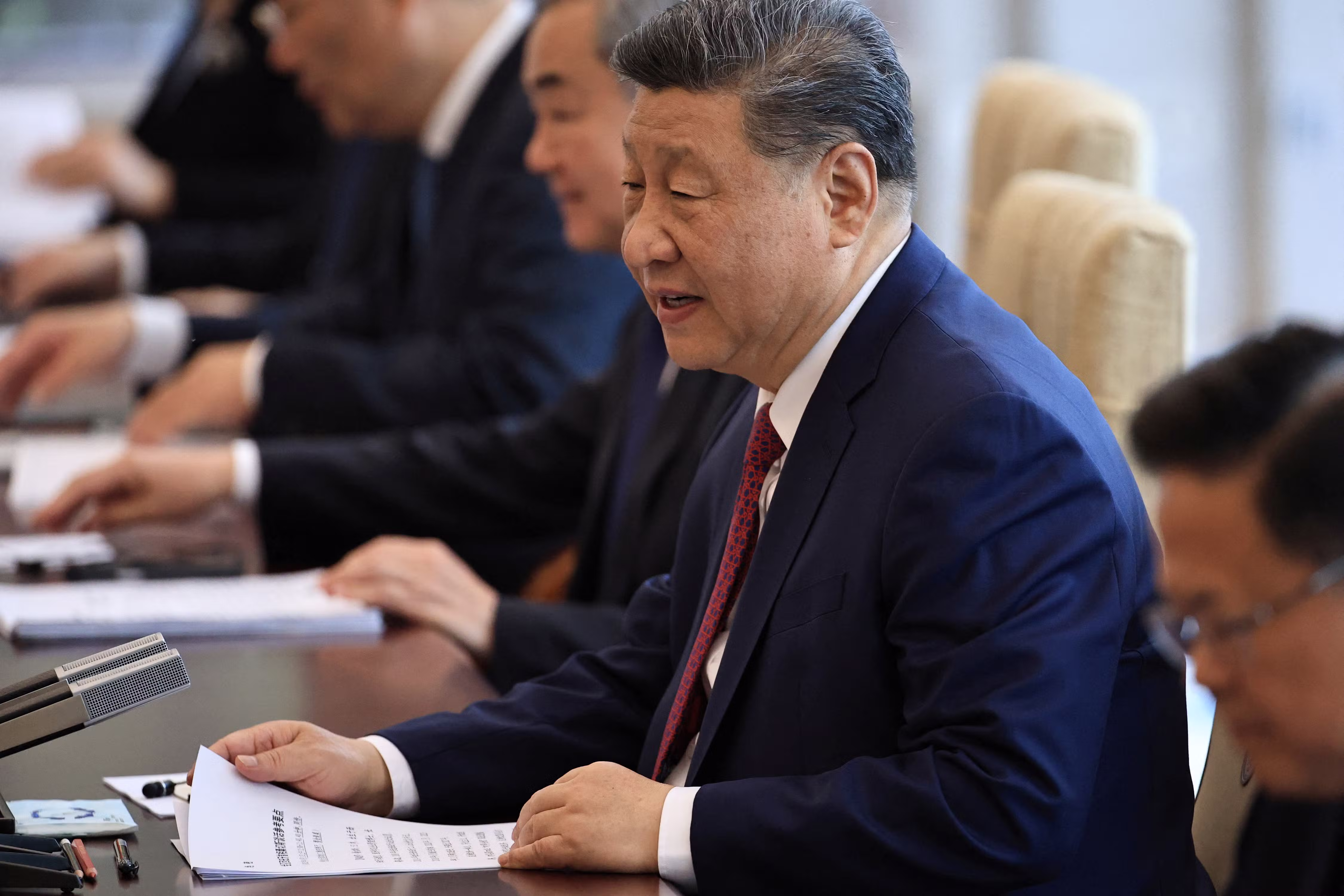 China critica novas tarifas dos EUA e se aproxima do Brasil em meio à tensão comercial
