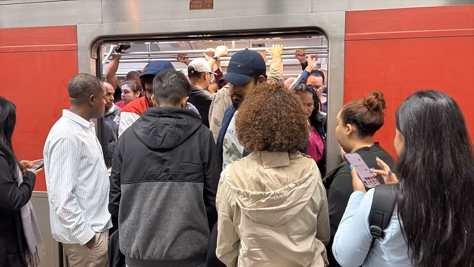 Falha afeta circulação de trens na Linha 11-Coral da CPTM; plataformas e trens ficam lotadas, e passageiros passam mal