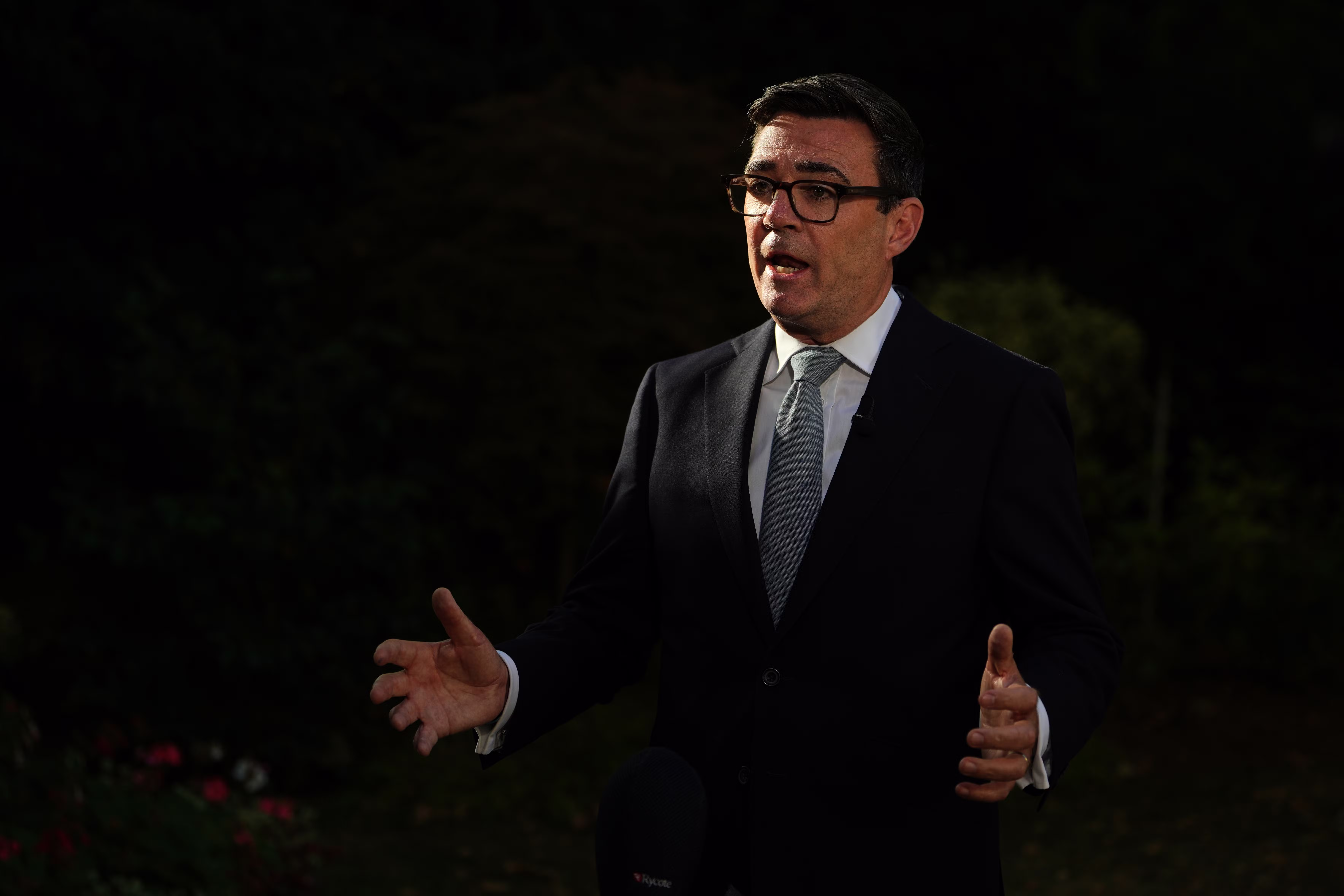 Primeiro-ministro britânico diz estar aberto a pedido formal de desculpas pela escravidão, mas descarta reparações financeiras