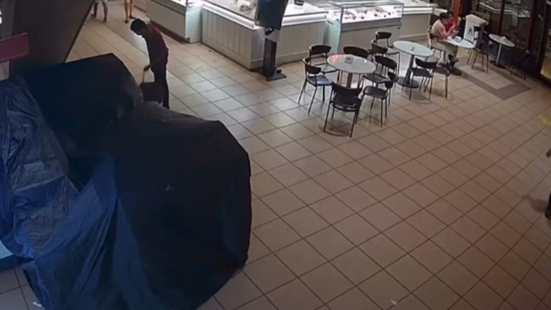 Câmera flagra furto de joias na Estação das Docas, em Belém