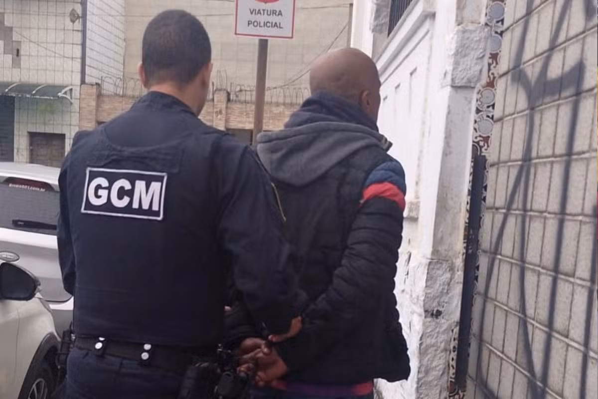 Homem é preso após descumprir medida protetiva ao perseguir mulher no litoral de SP