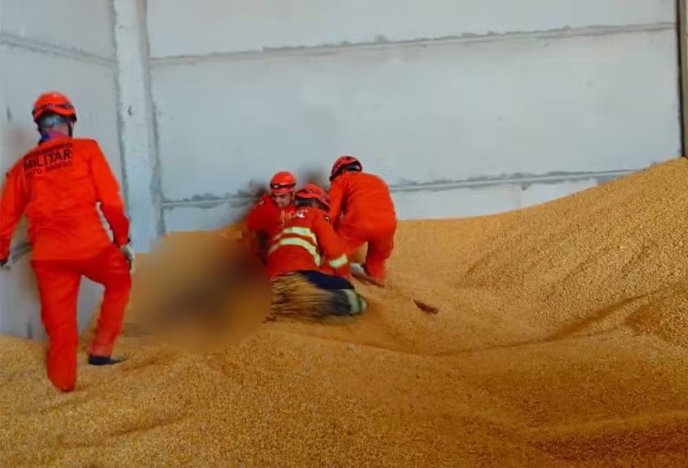 Motorista morre soterrado por carga de milho durante descarregamento em MT