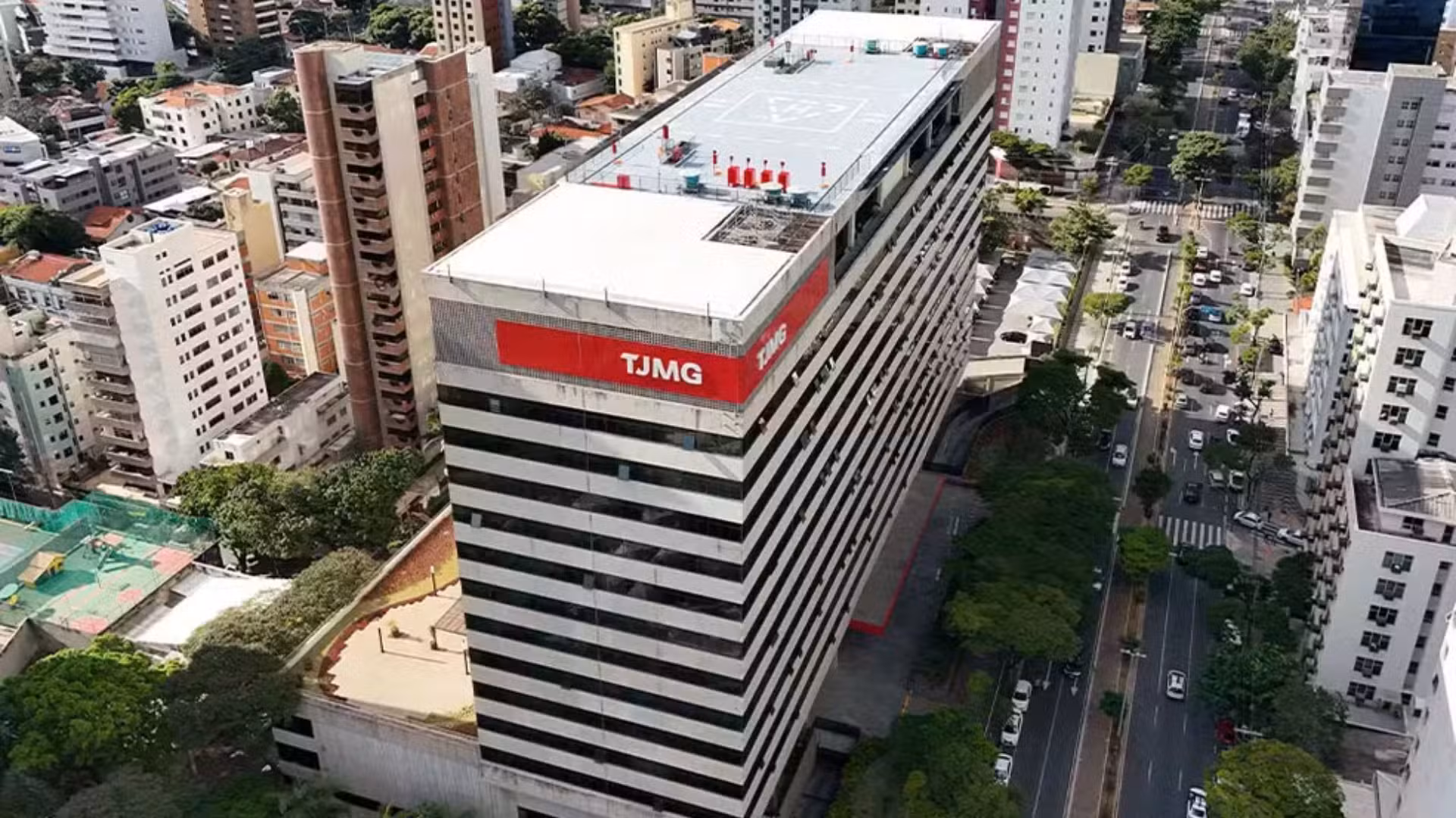 Paciente perde umbigo após cirurgias estéticas e é indenizada em mais de R$ 20 mil por médico e clínica em MG