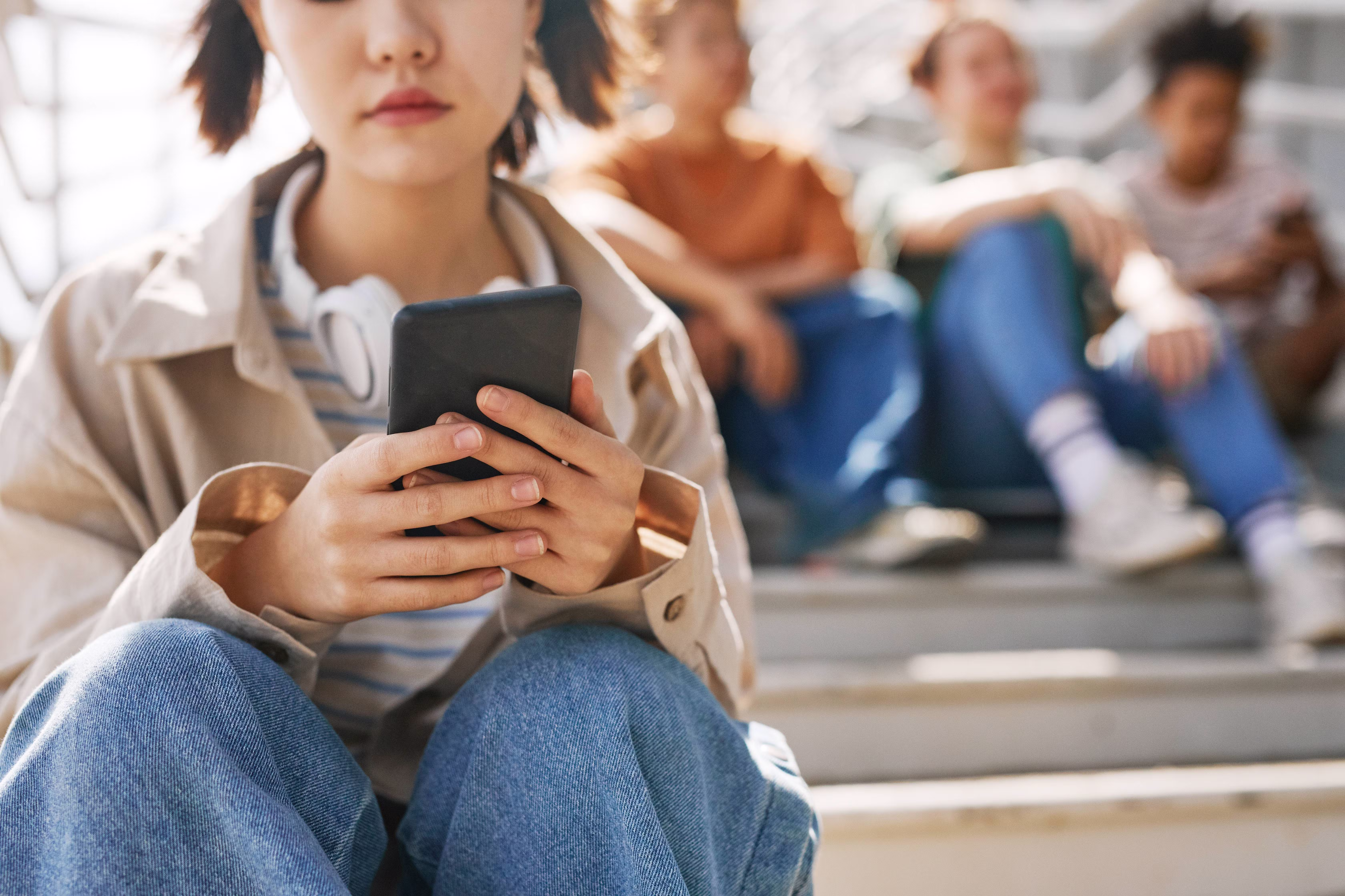 Austrália vai dobrar multa para plataformas que violarem proibição de redes sociais para menores
